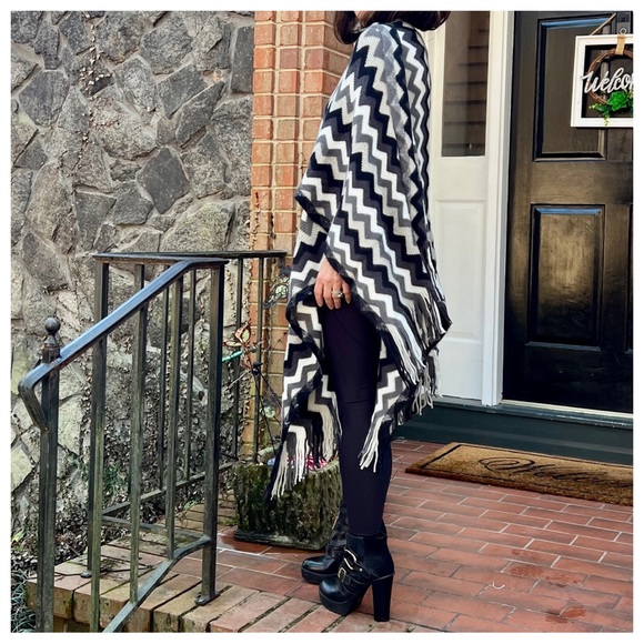 BOHO FABULOUS KNIT FRINGED PONCHO SHAWL - Picture 2 of 9